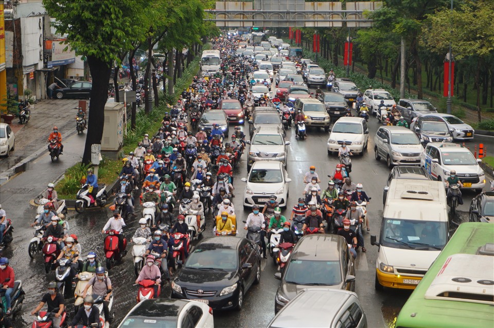 Hàng nghìn ôtô, xe máy xếp hàng dài, nhích từng chút trên đường Trần Quốc Hoàn ra vòng xoay Lăng Cha Cả.