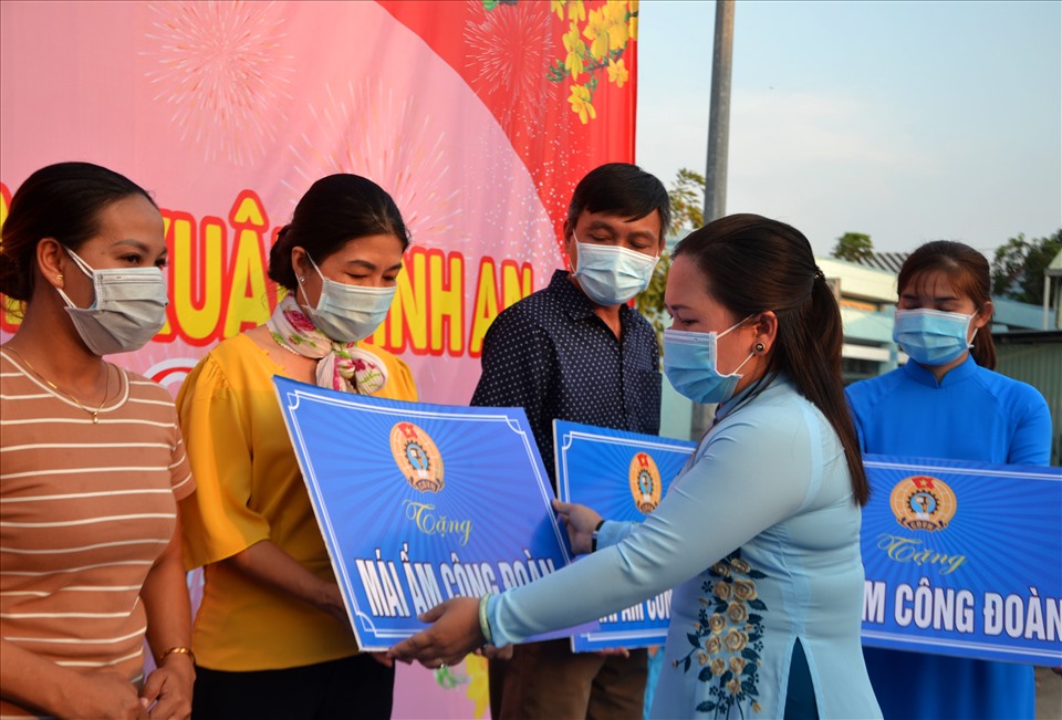 Chủ tịch LĐLĐ tỉnh Kiên Giang Trương Thanh Thúy trao bảng tượng trưng Mái ấm Công đoàn cho đoàn viên đang sinh hoạt tại các CĐCS biên giới, hải đảo, đang khó khăn về nhà ở. Ảnh: LT