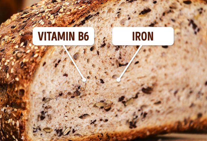 Ngũ cốc nguyên hạt rất giàu vitamin B6 và sắt. Vitamin B6 kích thích sản xuất melanin - sắc tố mang lại màu sắc cho phần lông mi. Sắt được lưu trữ trong các nang lông và giúp lông mi không bị yếu và rụng.
