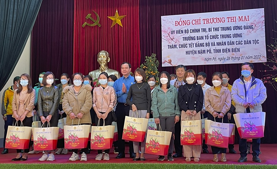 Nguyễn Đình Khang - Chủ tịch Tổng Liên đoàn Lao động Việt Nam trao quà tết cho đoàn viên, người lao động tại huyện Nậm Pồ, Điện Biên. Ảnh: Mắn On