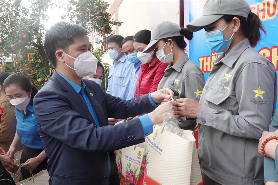 Đồng chí Ngọ Duy Hiểu trao quà cho công nhân tại Công ty CP Sao Mai Hà Tĩnh. Ảnh: Trần Tuấn.