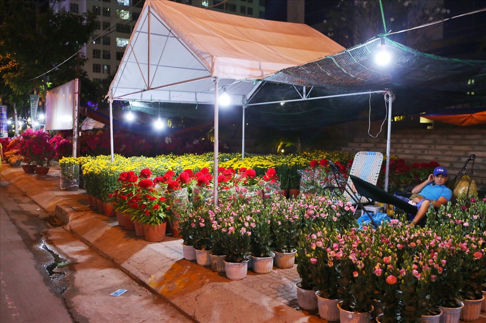 Ghi nhận tối 26.1, tại chợ hoa trên đường Tạ Quang Bửu (Quận 8, TPHCM), các khu vực dành cho tiểu thương đến kinh doanh hoa Tết cơ bản đã được lấp kín.