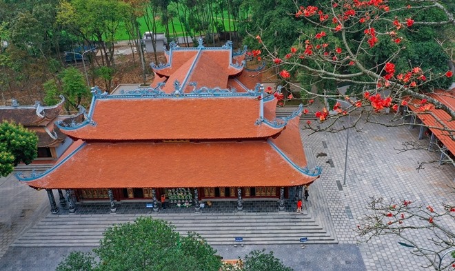 Đền Đông Cuông nằm ở vị trí thuận lợi đi lại và chiêm bái.