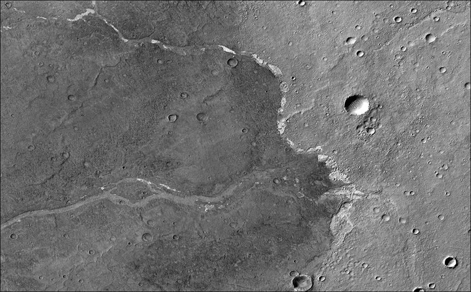 Tàu quỹ đạo MRO của NASA chụp ảnh vùng Bosporos Planum trên sao Hỏa. Các đốm trắng là cặn muối được tìm thấy trong một kênh khô cạn. Ảnh: NASA