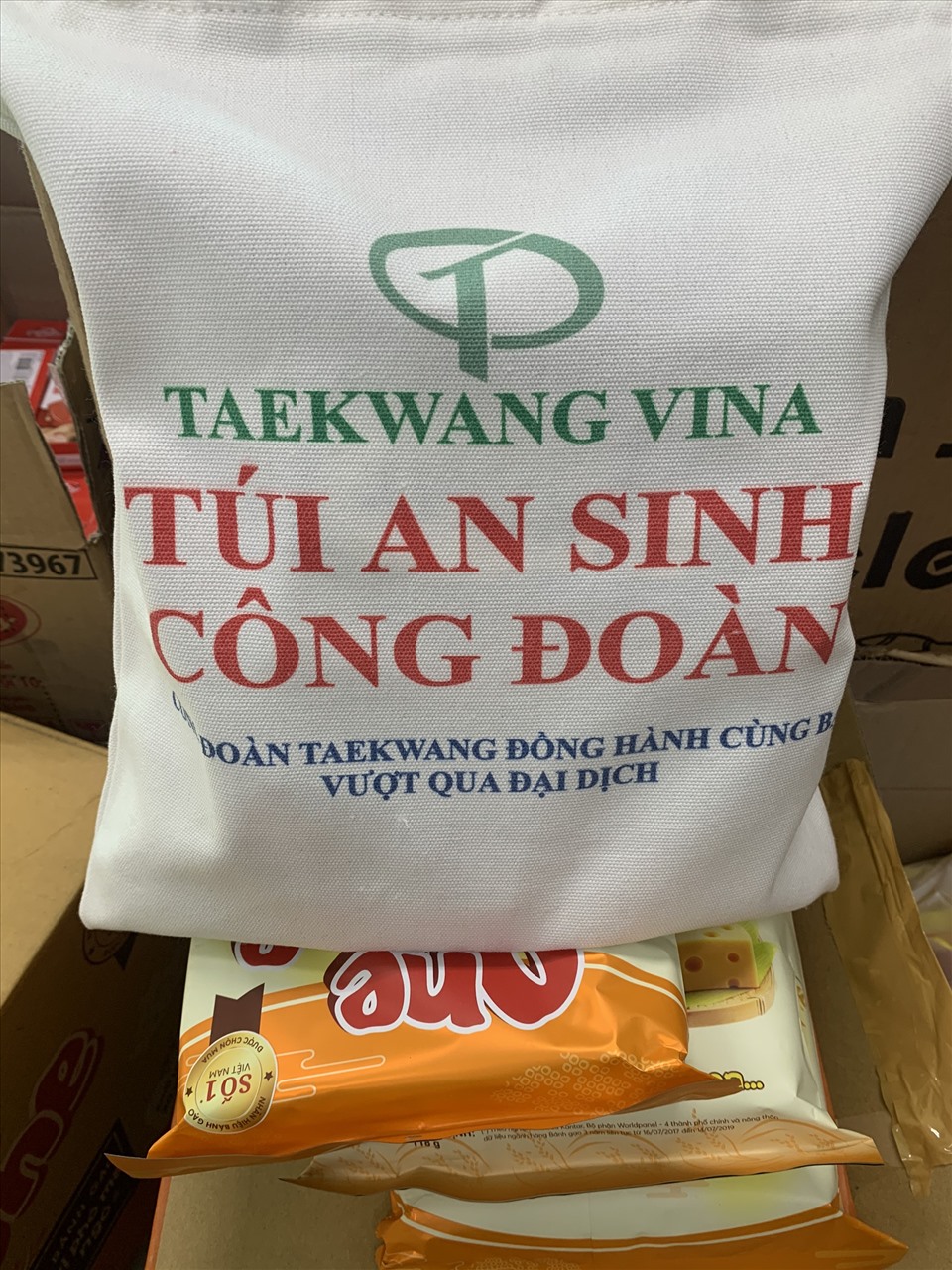 Công đoàn tặng túi an sinh cho cho người lao động bị ảnh hưởng dịch bệnh COVID-19. Ảnh: Hà Anh Chiến