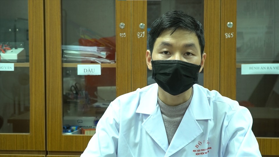 Dược sĩ Nguyễn Trung Sang trao đổi với phóng viên. Ảnh: Sỹ Công.