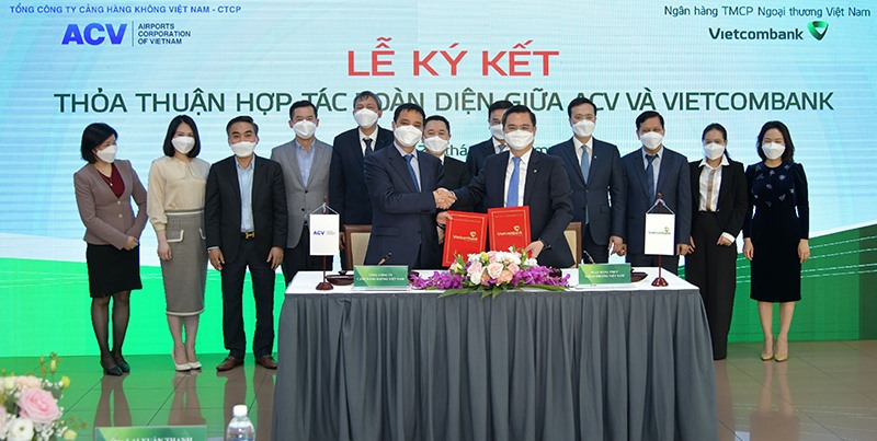 Ông Nguyễn Thanh Tùng - Phó Tổng Giám đốc phụ trách Ban điều hành Vietcombank (bên phải) và ông Vũ Thế Phiệt – Tổng Giám đốc ACV ký thỏa thuận hợp tác. Ảnh: N.H