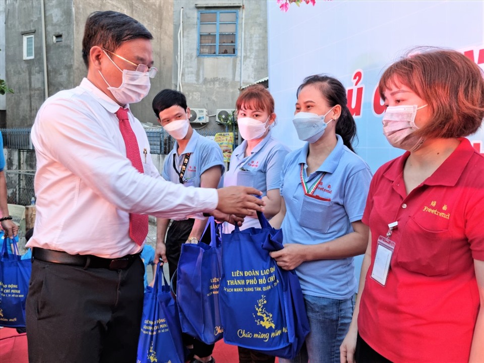Ông Nguyễn Hùng, Giám đốc AgriBank chi nhánh Thủ Đức trao quà cho các công nhân lao động. Ảnh: Nam Dương