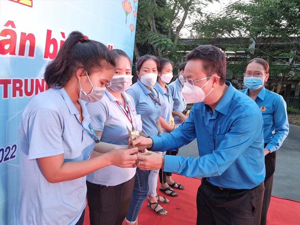 Ông Nguyễn Thành Đô, Trưởng Ban Chính sách pháp luật LĐLĐ TPHCM trao quà của AgriBank hỗ trợ cho các công nhân lao động. Ảnh: Nam Dương