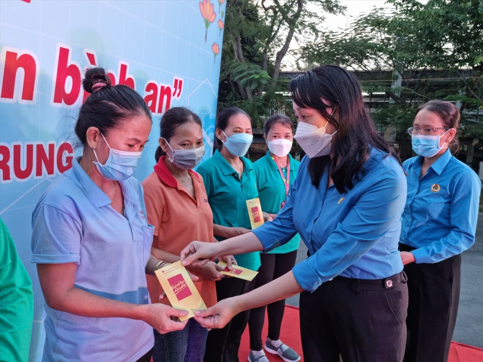 Bà Trần Mộng Thoa, Trưởng Cơ quan Thường trú Báo Lao Động tại TPHCM, trao quà do AgriBank hỗ trợ cho các công nhân lao động. Ảnh: Nam Dương