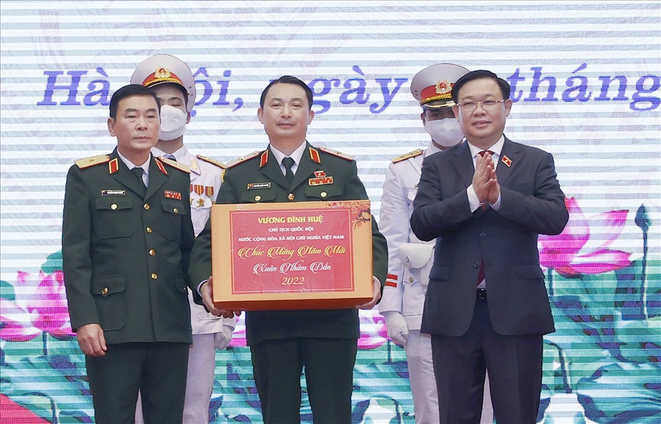 Chủ tịch Quốc hội Vương Đình Huệ trao tặng quà tết cho cán bộ, chiến sỹ Bộ Tư lệnh Thủ đô Hà Nội.