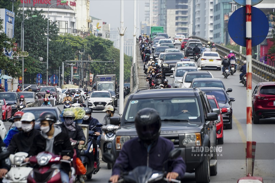Tương tự, giao thông tại khu vực cầu vượt Lê Văn Lương giao đường Láng có nhiều phương tiện cũng chen chúc, di chuyển chậm.