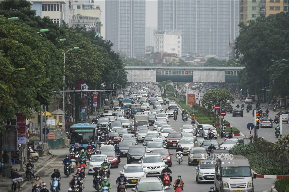 Trưa 27.1 (tức 25.12 âm lịch), theo ghi nhận của Lao Động, nhiều tuyến phố trung tâm Hà Nội có mật độ phương tiện tham gia giao thông khá đông đúc.