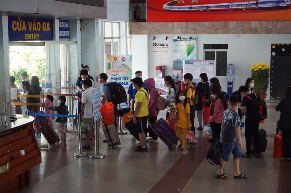 Những ngày qua, lượng khách đến ga Sài Gòn về quê ăn Tết tăng hơn những ngày trước đó do các tỉnh, thành bỏ quy định cách ly y tế.