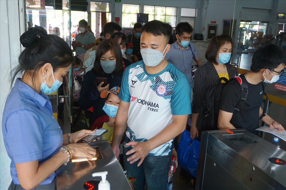 Nhân viên Ga Sài Gòn kiểm soát chặt chẽ thông tin hành khách đi tàu và điều kiện về khai báo y tế.