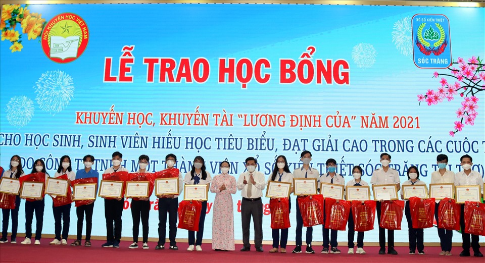 Phó chủ tịch UBND tỉnh Sóc Trăng Huỳnh Thị Diễm Ngọc trao học bổng cho các học sinh, sinh viên. Ảnh: Nhật Hồ