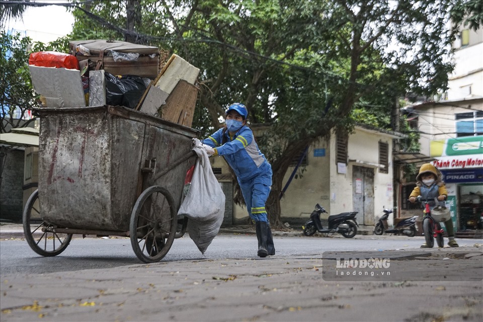 Cu Thóc (hơn 2 tuổi) từng theo mẹ mỗi ngày đi gom rác ở Hà Nội.