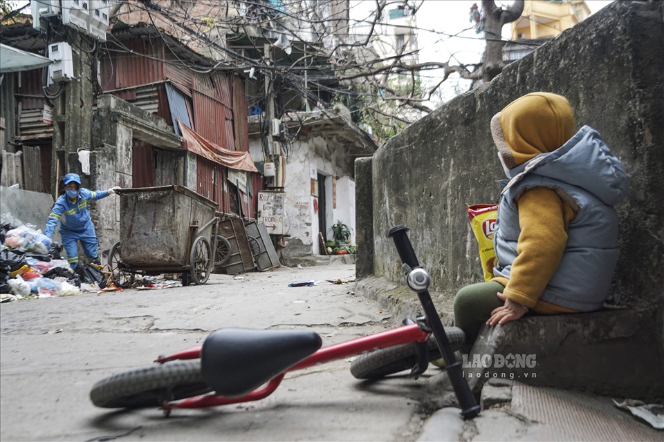 Cu Thóc (hơn 2 tuổi) từng theo mẹ mỗi ngày đi gom rác ở Hà Nội.