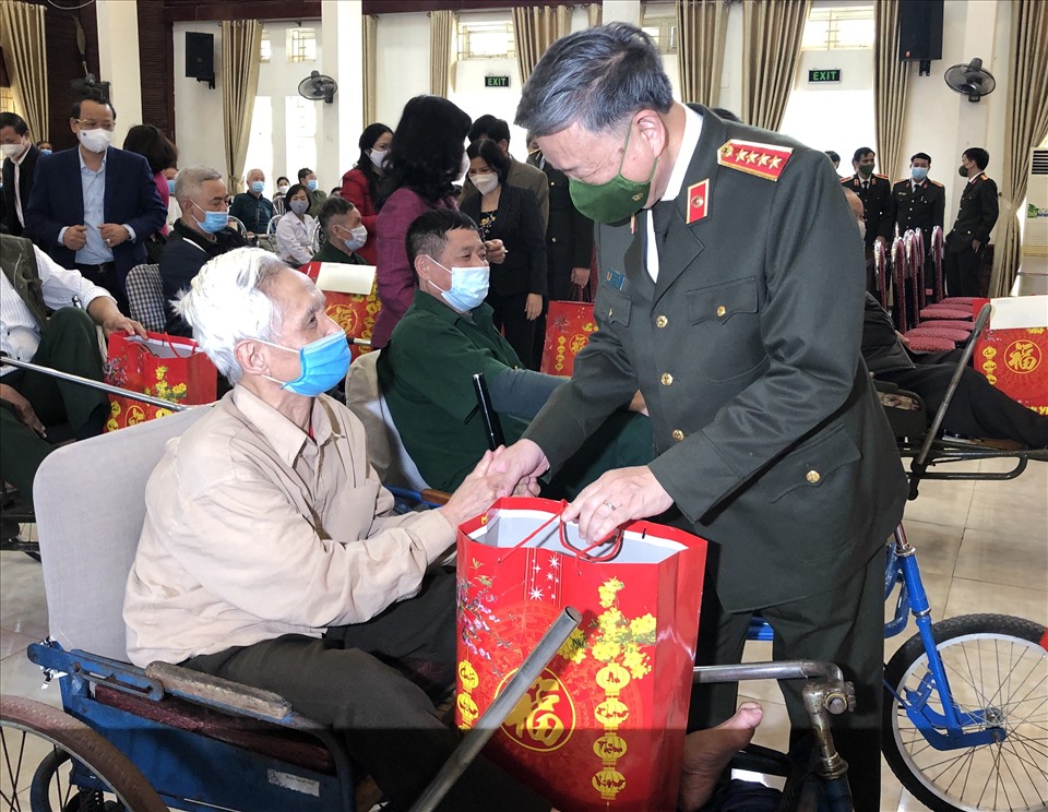 Đại tướng Tô Lâm tặng quà tới thương bệnh binh tại Trung tâm. Ảnh: Quế Chi