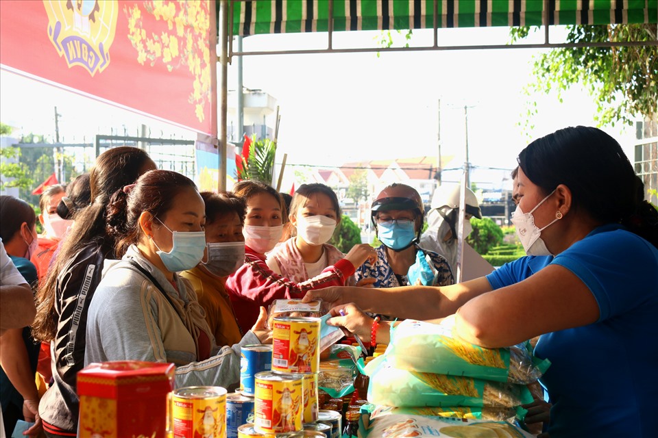 Gian hàng 0 đồng do LĐLĐ tỉnh Kiên Giang vận động các nhà hảo tâm hỗ trợ cho gần 500 người lao động nhiều món quà thiết thực ngày Tết. Ảnh: LT