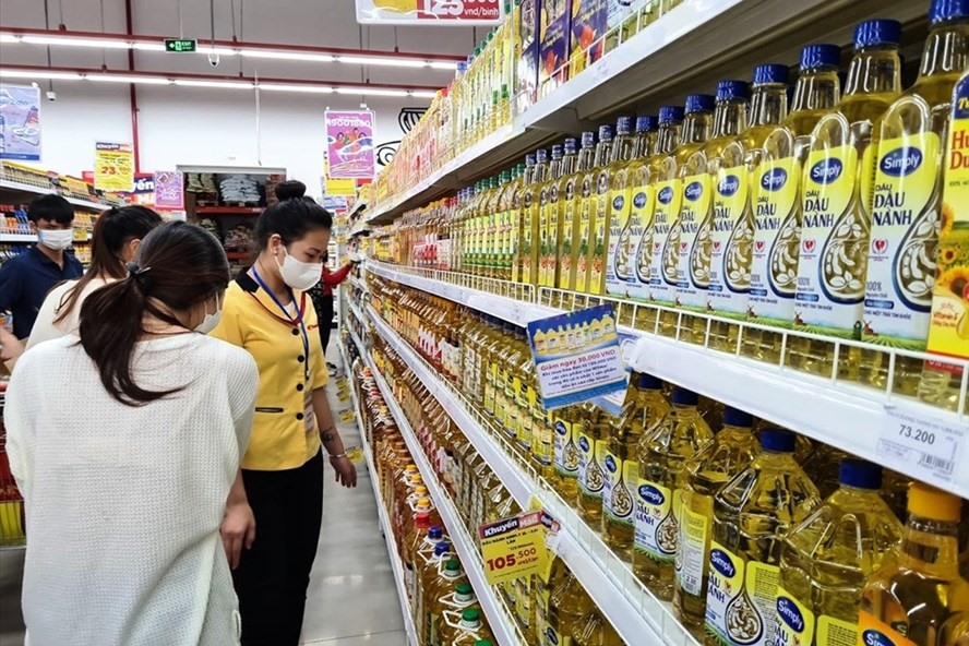 Các siêu thị đang nỗ lực kìm giá đối với các mặt hàng thực phẩm thiết yếu trong dịp Tết Nguyên đán 2022. Ảnh: Vũ Long