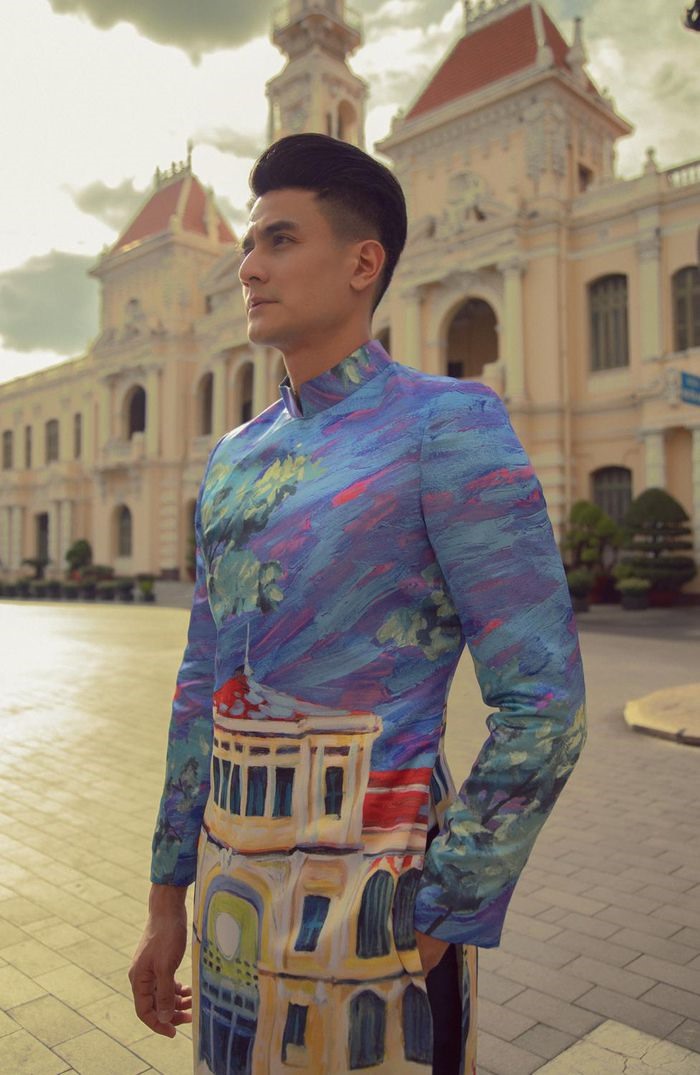 Siêu mẫu mặc áo dài dạo qua những địa điểm nổi tiếng của TP. HCM như Ngân hàng Nhà nước Việt Nam, Nhà hát Thành phố, Bưu điện Thành phố…