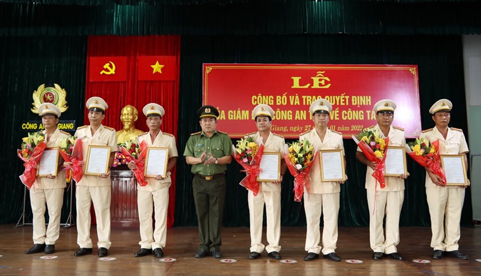 Đại tá Đinh Văn Nơi, Giám đốc Công an tỉnh An Giang trao quyết định điều động, bổ nhiệm cán bộ cấp trưởng, phó phòng. Ảnh: TT
