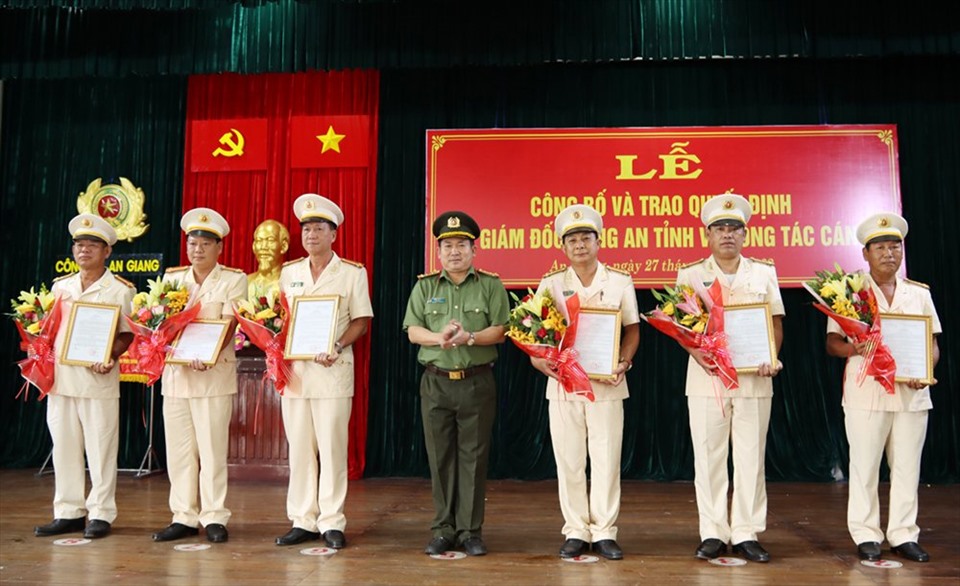 Đại tá Đinh Văn Nơi, Giám đốc Công an tỉnh An Giang trao quyết định điều động, bổ nhiệm nhiều cán bộ cấp trưởng, phó phòng. Ảnh: LT