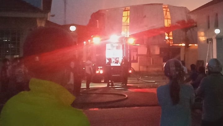 Mái tôn nhà xưởng bị đổ sụp, hiện lực lượng cảnh sát phòng cháy chữa cháy đang nỗ lực dập tắt hoàn toàn vụ hỏa hoạn.