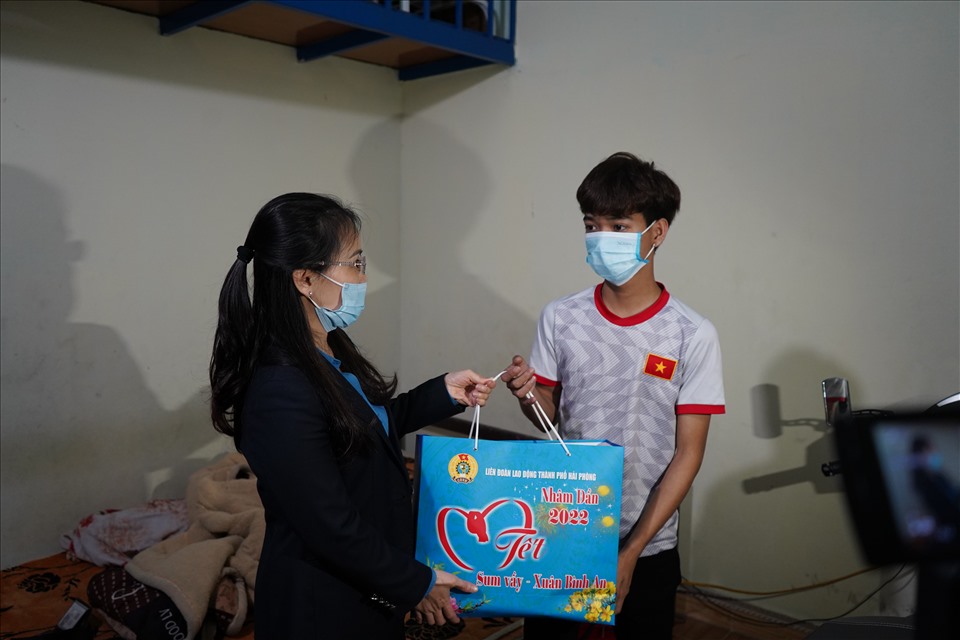 Anh Dương Văn Biên, công nhân nhà trọ xúc động nhận quà Tết từ Liên đoàn Lao động TP.Hải Phòng. Ảnh: Mai Dung