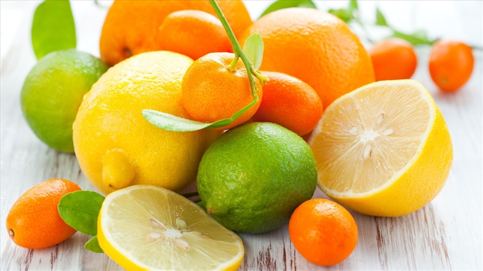 Nhiều loại trái cây sẽ chứa lượng đường lớn. Nếu không muốn tăng cân, hãy lựa chọn các loại cam quýt bưởi. Chúng giàu các chất như chất xơ, flavonoid và vitamin C. Những chất này giúp nhanh no, hỗ trợ tiêu hóa, giải độc gan gan và làm đẹp da.