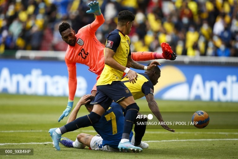 Thủ môn Alexander Dominguez của Ecuador nhận thẻ đỏ đầu tiên... Ảnh: AFP