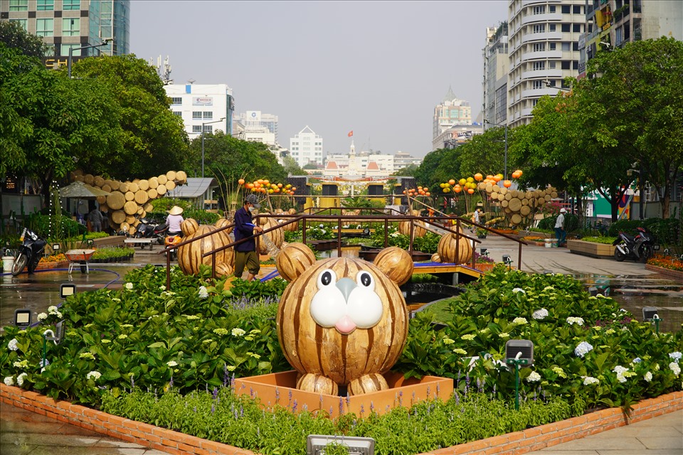 Đường hoa kéo dài từ đài phun nước nghệ thuật (giao lộ Nguyễn Huệ - Lê Lợi) đến đường Tôn Đức Thắng với khoảng 80 loại hoa và gần 97.000 chậu, giỏ hoa các loại.