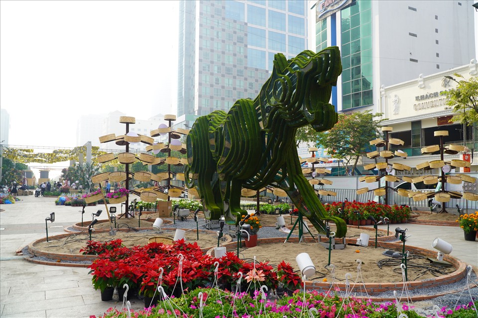 Linh vật hổ tượng trưng cho năm Nhâm Dần ở đường hoa Nguyễn Huệ.