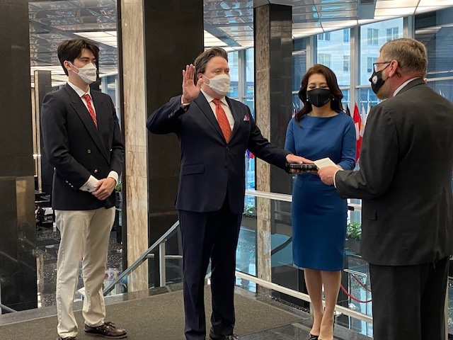 Đại sứ Marc Knapper tuyên thệ tại Bộ Ngoại giao Mỹ với sự tham dự của vợ Suzuko và con trai Alex. Ảnh: Đại sứ quán Mỹ tại Hà Nội