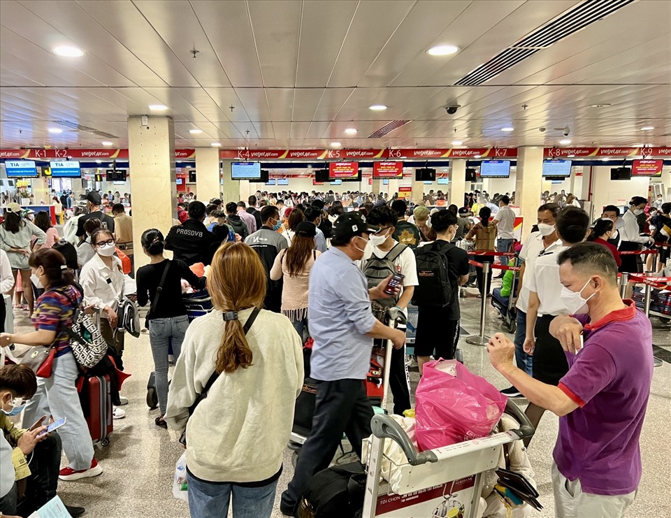 Đông đúc là tình trạng thường thấy ở sân bay Tân Sơn Nhất những ngày cuối năm khi nhu cầu về quê đón Tết của người dân tăng cao đột biến.