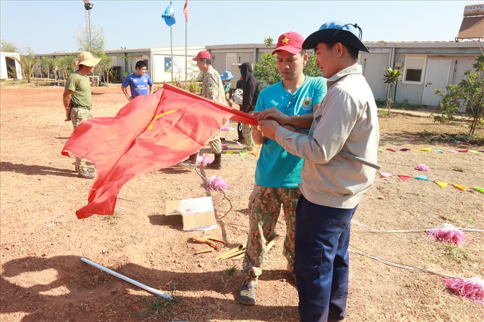 Cán bộ, chiến sĩ bệnh viện dã chiến cấp 2 số 3 Việt Nam ở Nam Sudan dựng cây nêu. Ảnh: BVDC 2.3