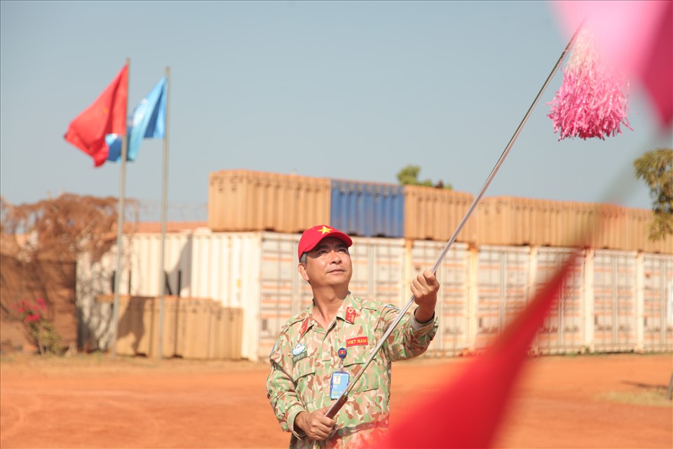 Cán bộ, chiến sĩ bệnh viện dã chiến cấp 2 số 3 Việt Nam ở Nam Sudan dựng cây nêu. Ảnh: BVDC 2.3