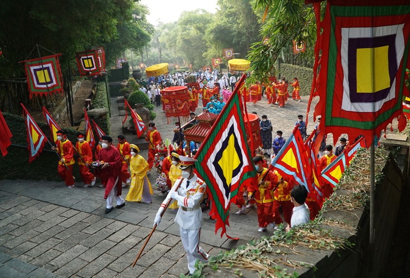 Đoàn đại biểu TPHCM dâng cúng bánh tét Quốc tổ Hùng Vương tại Khu tưởng niệm các Vua Hùng.