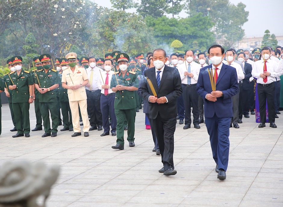 Bí thư Thành ủy TPHCM Nguyễn Văn Nên cùng các đại biểu dâng hương tưởng niệm các anh hùng liệt sĩ tại Nghĩa trang liệt sĩ TPHCM.