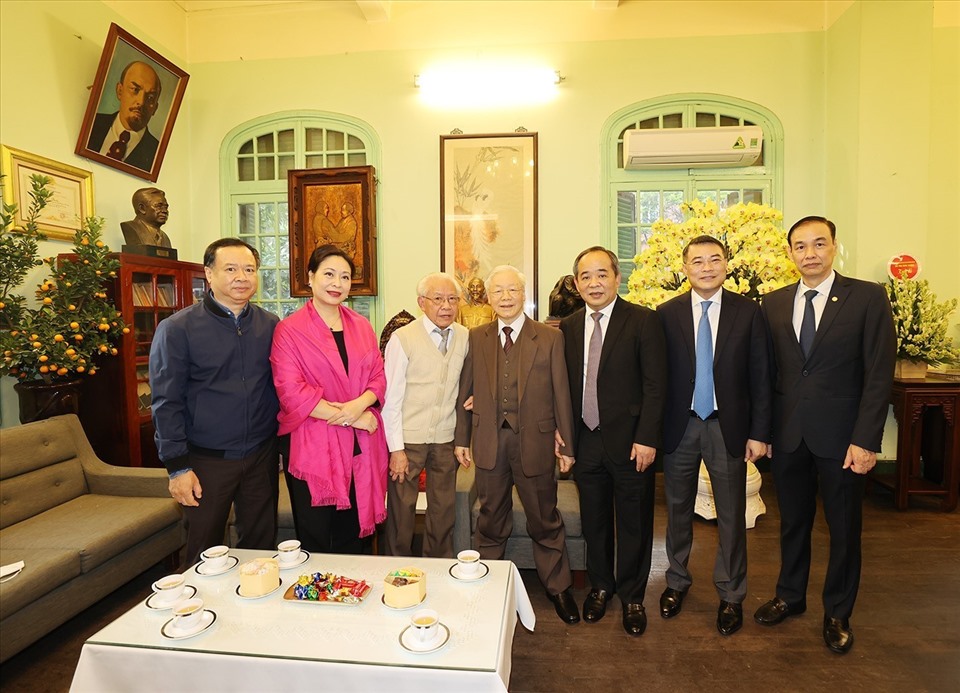 Tổng Bí thư Nguyễn Phú Trọng thăm, chúc Tết gia đình cố Tổng Bí thư Lê Duẩn. Ảnh: Trí Dũng
