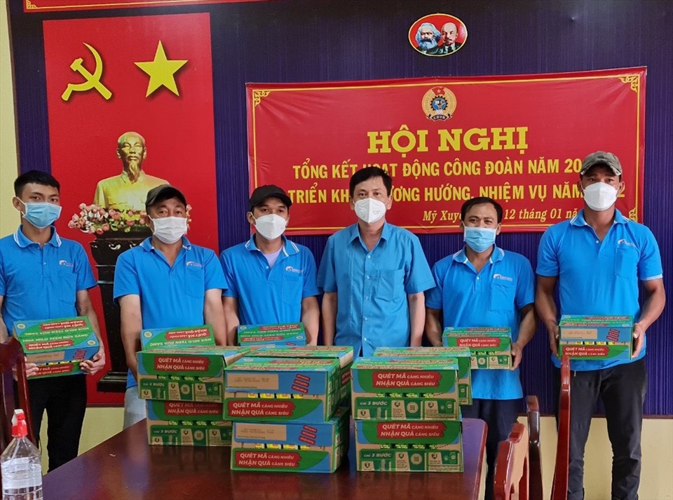 Trao sữa cho phụ huynh các cháu tại LĐLĐ huyện Mỹ Xuyên.