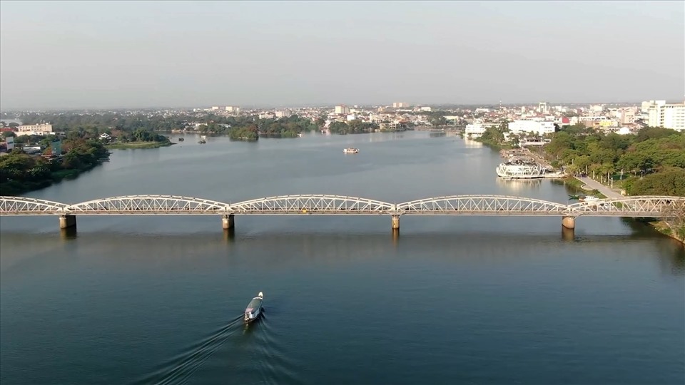 Cầu Trường Tiền bắc qua sông Hương ngay trung tâm TP. Huế. Ảnh: PV.