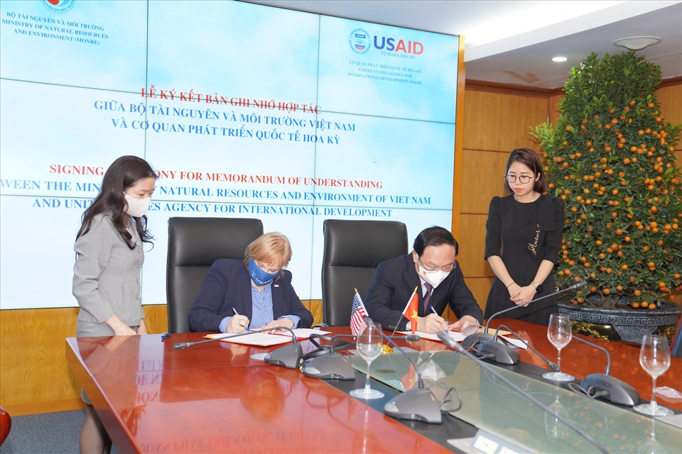 Giám đốc USAID Việt Nam Ann Marie Yastishock và Thứ trưởng Bộ Tài nguyên và Môi trường Lê Công Thành ký biên bản ghi nhớ. Ảnh: USAID