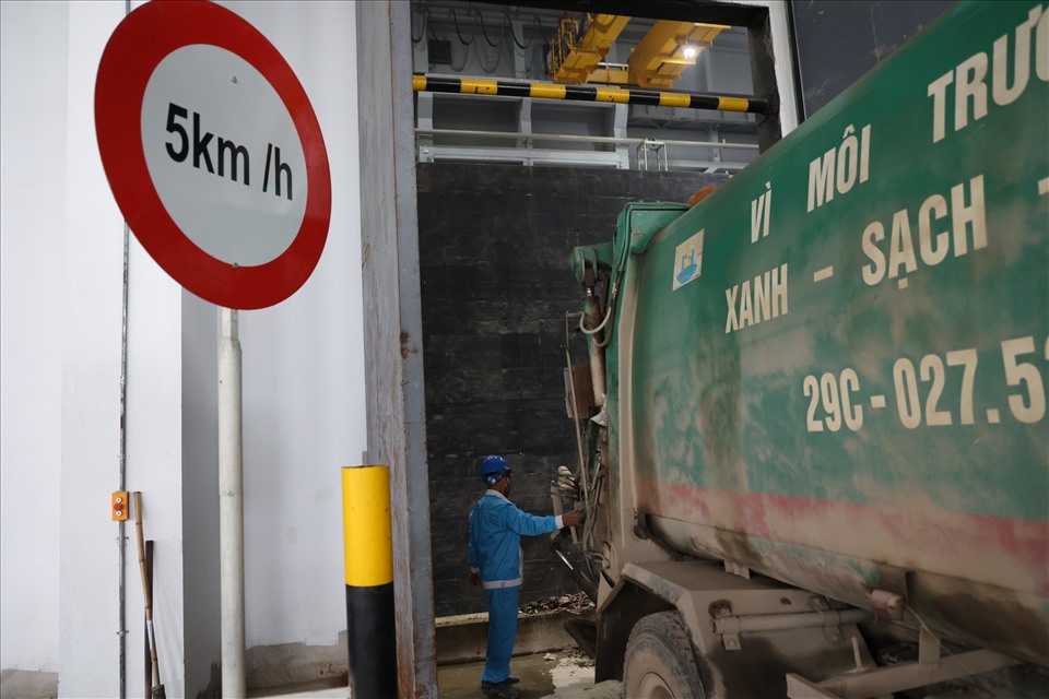 Trước khi vào bể chứa, các xe rác phải đi qua trạm cân tự động để tính lượng rác trước khi đốt.