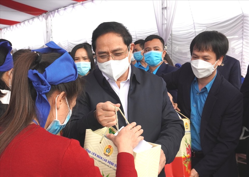 Thủ tướng Phạm Minh Chính tặng quà Tết cho công nhân tại Thanh Hoá. Ảnh: XH-QD