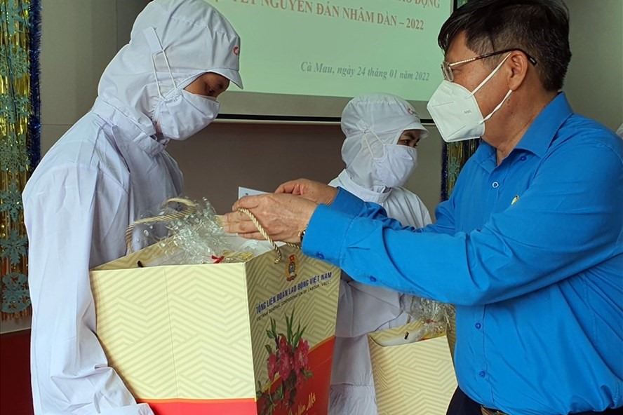 Phó Chủ tịch Tổng LĐLĐVN Phan Văn Anh trao quà cho công nhân Tập đoàn Minh Phú, tỉnh Cà Mau. Ảnh: Nhật Hồ