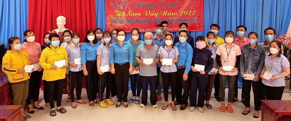 Đồng chí Lê Minh Hùng - Chủ tịch LĐLĐ tỉnh Tiền Giang - trao quà từ Samsung Việt Nam đến công nhân lao động tại Thị xã Gò Công.