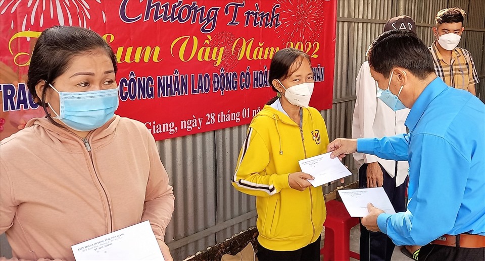 Đồng chí Lê Minh Hùng - Chủ tịch LĐLĐ tỉnh Tiền Giang - trao quà từ Samsung Việt Nam đến công nhân lao động ở huyện Chợ Gạo.