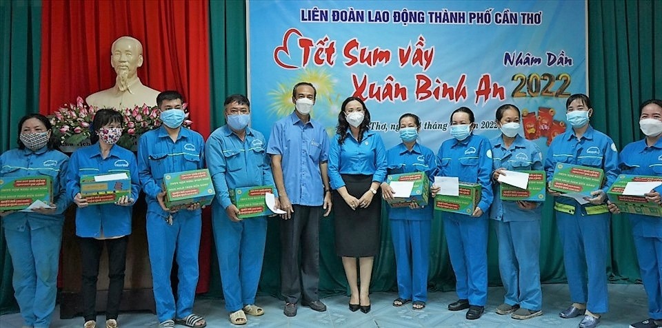 Trao quà tặng từ Nestlé Việt Nam đến công nhân lao động TP Cần Thơ. Ảnh: Bạch Cúc